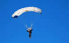 Жительница Англии не выжила после прыжка с парашютом