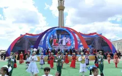 В теплой и дружной обстановке актюбинцы отметили День единства народа Казахстана