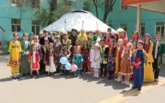 Более 800 алматинских школьников провели Парад дружбы народов