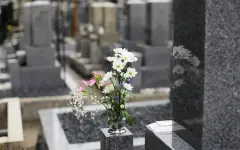 Пропавшую девушку нашли в траве на кладбище в Акмолинской области