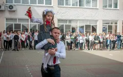 Дату последнего звонка перенесли в Казахстане