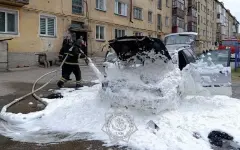 Автомобиль вспыхнул во дворе жилой многоэтажки в Петропавловске