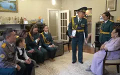 Военные поздравили Бибигуль Тулегенову с 80-летием Победы