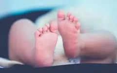 Новорожденную девочку бросили на улице в Мангистау: ее маму ищет полиция