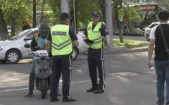 В полиции Алматы обратились к водителям мопедов