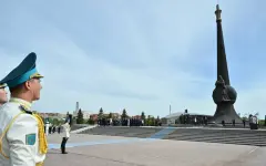 Касым-Жомарт Токаев возложил цветы к монументу Отан Ана