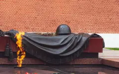 Токаев принял участие в церемонии возложения цветов к могиле Неизвестного солдата в Москве