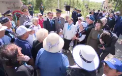 Председатель Сената возложил цветы к памятнику Маншук Маметовой