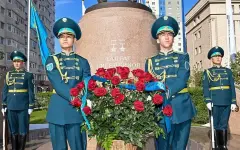 Бектенов возложил цветы к памятнику легендарному казахстанскому летчику Талгату Бегельдинову