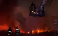 Двоих рабочих спасли при пожаре на складе в Астане