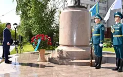 Олжас Бектенов возложил цветы к памятнику Талгату Бегельдинову