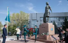 Ерлан Карин возложил цветы к памятнику Алии Молдагуловой