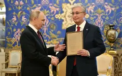Путин передал Токаеву наградной лист на присвоение его отцу звания Героя Советского Союза