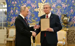 Путин передал Токаеву наградной лист его отца