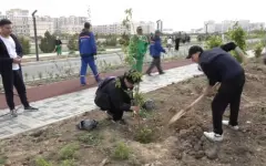 Студенты привели в порядок молодежный парк в Актау