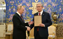 Путин передал Токаеву наградной лист на присвоение его отцу звания