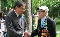 Аким Алматы Ерболат Досаев с фронтовиками посетили Аллею ветеранов Великой Отечественной войны