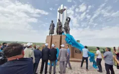Маншук, Алия и Хиуаз увековечены в бронзе