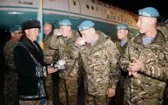 Казахстанские десантники вернулись после парада в Москве: кадрами встречи поделились в Минобороны