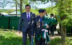 Аким ВКО поздравил 99-летнего ветерана с 80-летием Победы