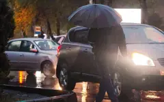 Дождь и сильный ветер обещают в двух мегаполисах Казахстана в воскресенье