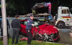 Водитель на дорогом авто протаранил припаркованные машины в центре Алматы