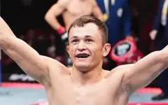 Казахстанский военнослужащий выиграл бой в UFC 315 в Канаде