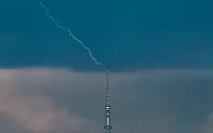 Фотограф снял захватывающий момент попадания молнии в телебашню Кок-Тобе