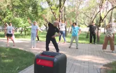 Артист балета ведёт уроки танцев под открытым небом в Алматы