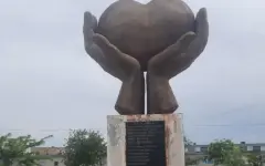 Жители Актау требуют отреставрировать памятник врачам