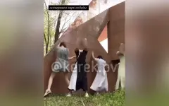 Девушек наказали за видео с непристойным танцем у обелиска в Павлодаре
