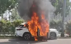 В Пекине резко воспламенился беспилотный автомобиль знаменитого бренда