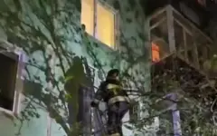 Ребенок на подоконнике у открытого окна напугал жителей Астаны