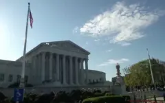 Верховный суд США продлил запрет на депортацию венесуэльских мигрантов