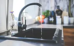 Черви из крана и неприятный осадок: алматинцы пожаловались на проблемы с питьевой водой