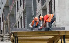 Строителя уволили за видео о низком качестве строительства домов в Костанайской области