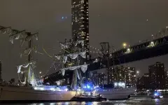 Мексиканский парусник врезался в Бруклинский мост в Нью-Йорке