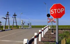 Столкновение грузового поезда с легковушкой произошло в Казахстане