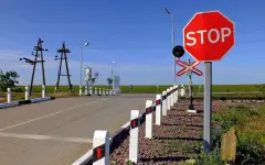Водитель джипа спровоцировал ДТП на железнодорожном переезде и скрылся с места аварии