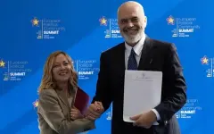 Премьер Албании встал на колено перед Джорджей Мелони