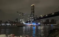 Судно мексиканского флота врезалось в Бруклинский мост в Нью-Йорке
