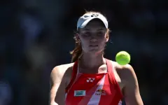 Елена Рыбакина вышла в четвертьфинал престижного турнира во Франции