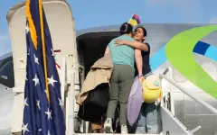 Нелегальные мигранты покинули США за деньги