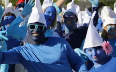 Люди-смурфики установили рекорд во Франции