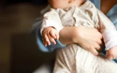 Обяжут вернуть деньги: совмещающие декрет и работу казахстанки недовольны правилами выплат