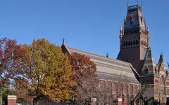 Гарварду запретили брать иностранных студентов: США хотят расширить запрет
