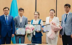 Рекордсмена по ЕНТ из Туркестанской области поздравили в акимате
