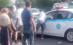 Дернул руль: в Алматы водитель спровоцировал ДТП, находясь в полицейской машине
