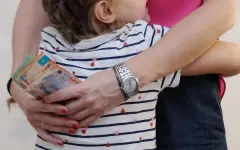 Сколько денег платит государство многодетным семьям и награжденным матерям в Казахстане