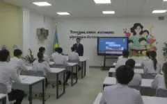 Министр просвещения провел классный час для столичных школьников